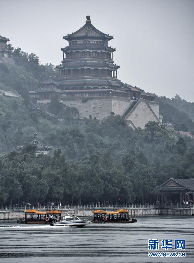 北京：雨中颐和园