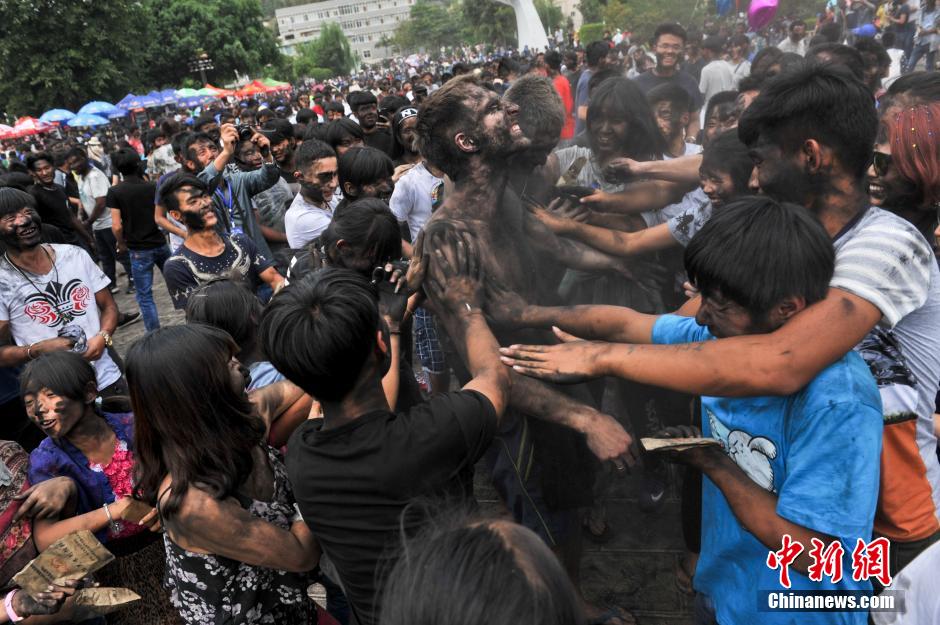 云南墨江万人“抹黑脸” 庆哈尼族太阳节[3]- 中国日报网