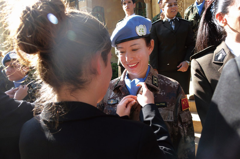 2015年11月21日，中国第13批赴黎巴嫩维和医疗分队队长毛屏在贝鲁特获得黎总理授予的“杰出女性奖”，以表彰她在维和期间作出的突出贡献。（魏柯帆）