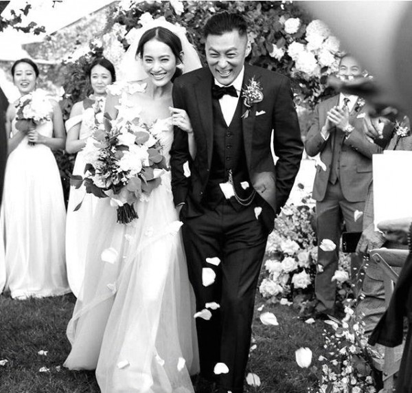 2017年12月5日,余文乐宣布与女友王棠云结婚,婚纱照曝光让人直呼甜到
