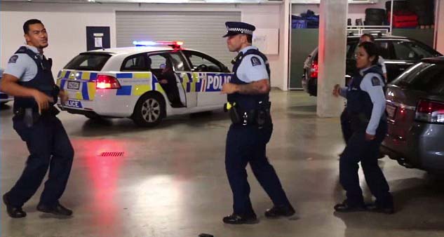 新西兰警察车库中搞笑热舞 挑战美澳同行(视频)[2]- 中国日报网