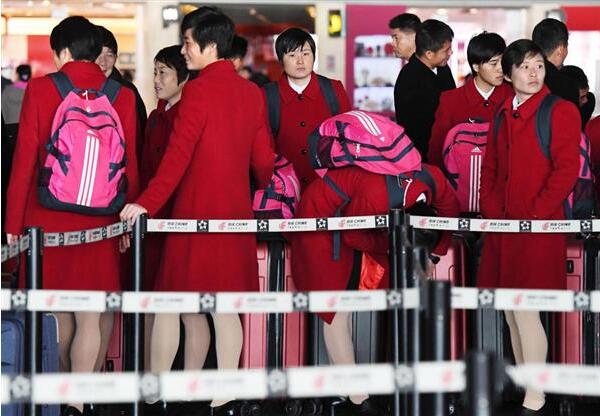 朝鲜代表团经北京赴日本参加东亚足球锦标赛