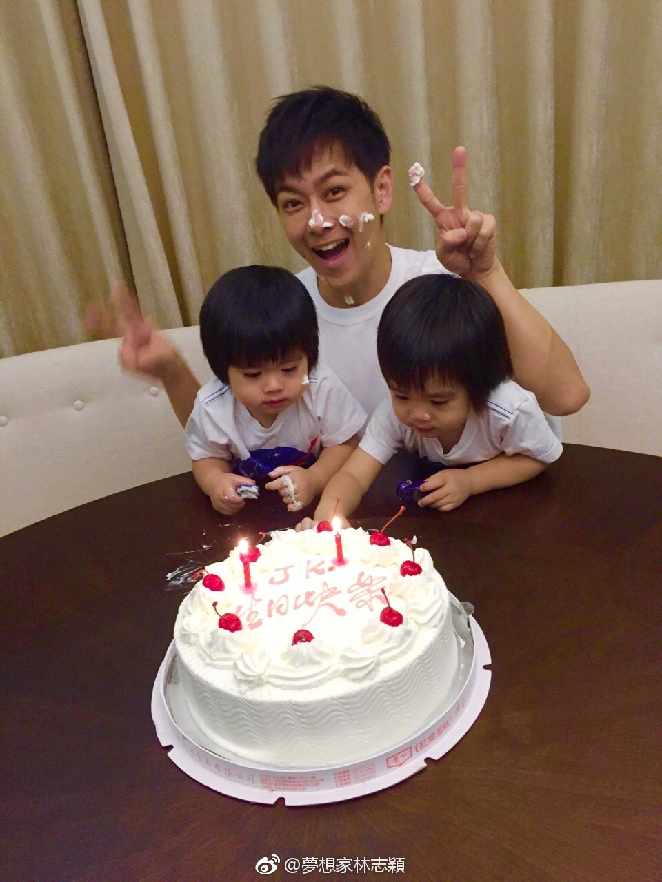 林志颖为双胞胎儿子庆生 父子上演蛋糕大战 - 国际在线移动版