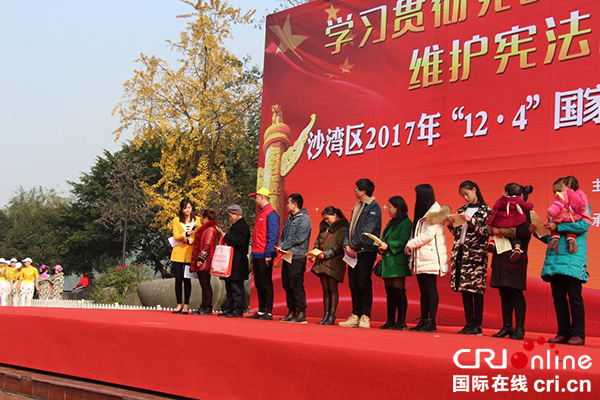 图片默认标题_fororder_踊跃参加法律知识互动问答环节的观众（沙湾区委宣传部-供图）