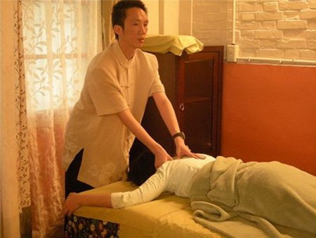 女按摩师发明"轻咬"按摩(组图)