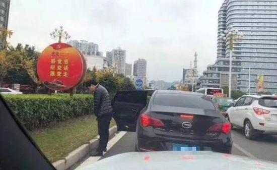 男子闹市区下车路边小便被罚百元 驾驶员违停同罚