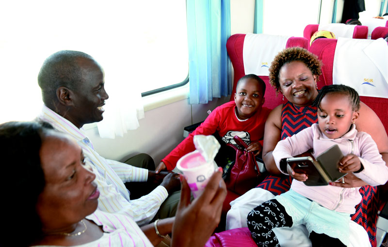 2017年6月9日，乘客乘坐肯尼亚蒙内铁路列车从内罗毕前往蒙巴萨。蒙内铁路全长约480公里，2017年5月31日正式通车，6月1日开始客运服务。每天运行一对往返蒙巴萨与内罗毕的列车。（新华社 李百顺）