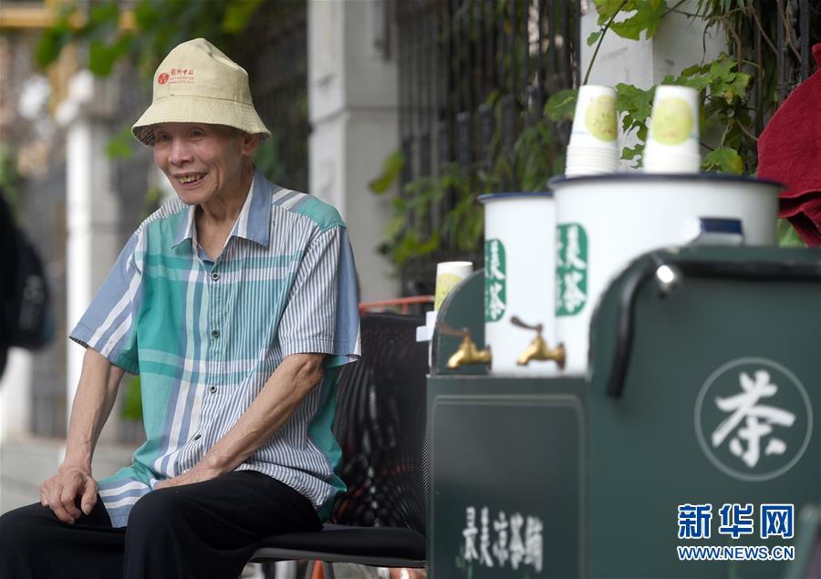 杭州：42年免费凉茶摊 爱心在接力