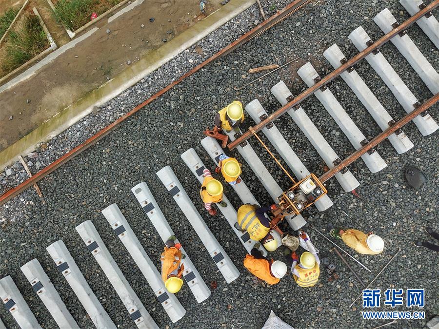 贵州首条自建自营铁路铺轨完成