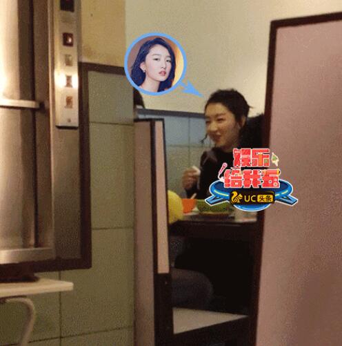 周冬雨获神秘帅小伙探班 一同吃饭叙旧到深夜 - 国际在线移动版