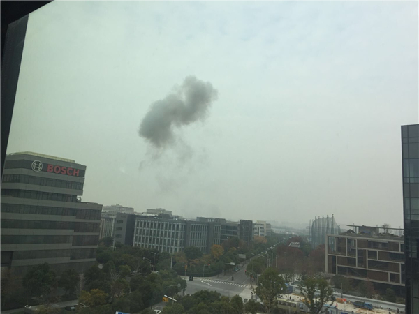 上海长宁临空园区附近出现巨响浓烟 有人员受伤