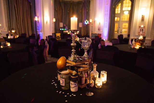 英国夫妇狂迷哈利·波特 婚礼变壮观魔法盛宴