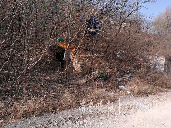 80后男子蜗居山洞成“山顶洞人”靠捡废品为生拒绝救助