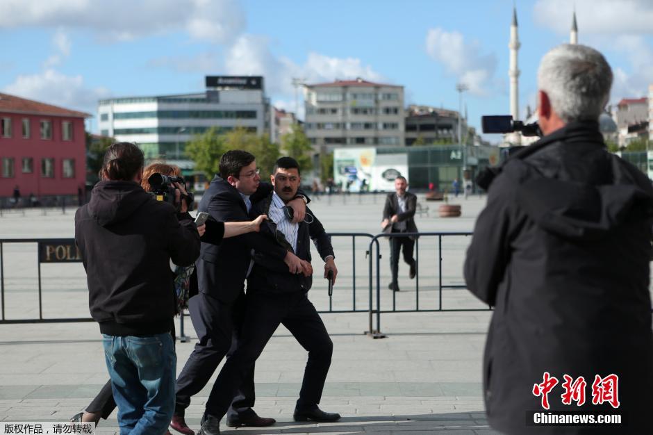 土耳其记者将遭枪击瞬间 妻子拼死拉住枪手