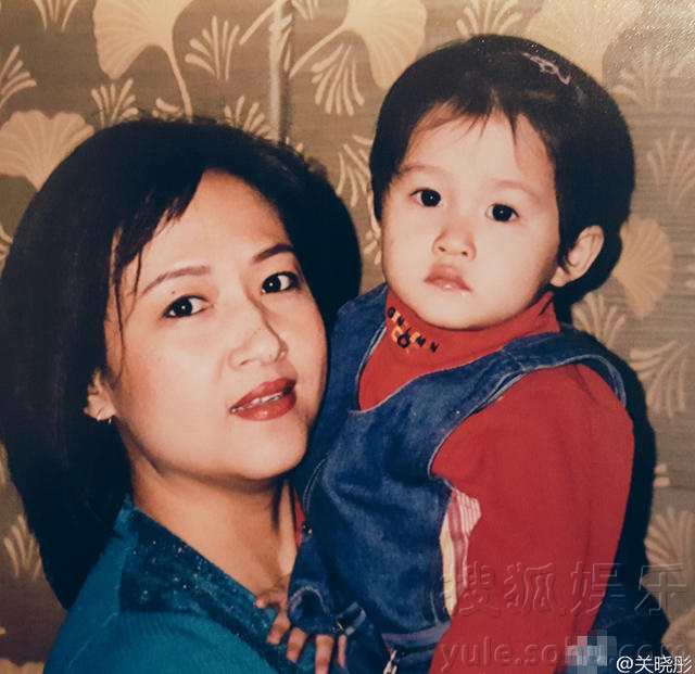 关晓彤母亲节晒与家人合影 妈妈同样颜值逆天-国际在线