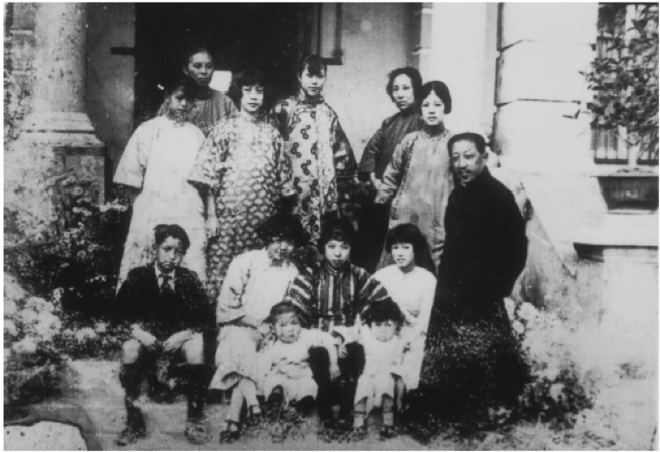 1923 年廖仲恺 （前排右一 ）、何香凝 （后排右一 ）、廖承志 （前排左一）与廖梦醒（坐地者右三）与亲戚们在双清楼前合影。