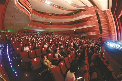 盛京大剧院恢复开放 现代评剧《过大年》精彩首演