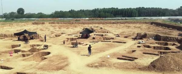 河南郏县北大街发现古墓群 出土文物近400件套
