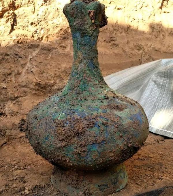 河南郏县北大街发现古墓群 出土文物近400件套