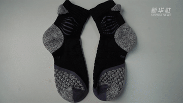 新华全媒+｜量脚定制！中国冬奥健儿穿上能发热的“冰雪袜”