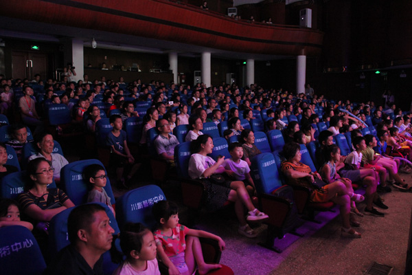 图片默认标题_fororder_现场观众众多（摄影-杨梦婧）