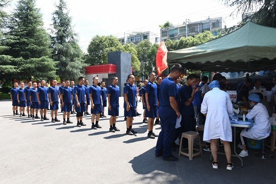 贵州黔西南：消防员爱心献血传承光荣传统