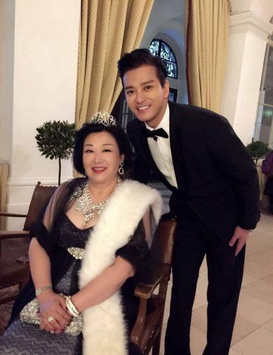 陈晓东微网志晒与妈妈合影 网友点赞:好像情人