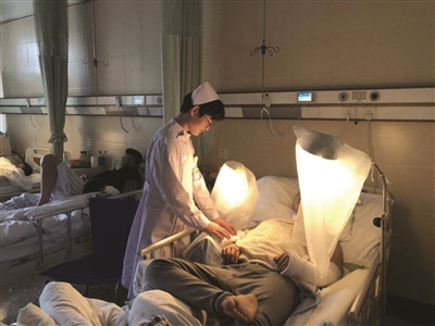 连输几局王者荣耀 小伙扎了自己13刀……