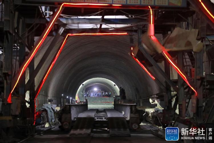 贵州瓮开高速公路花梨隧道右洞贯通