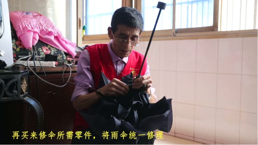 南昌大雨中撑起的伞，总有一把跟这位老人有关