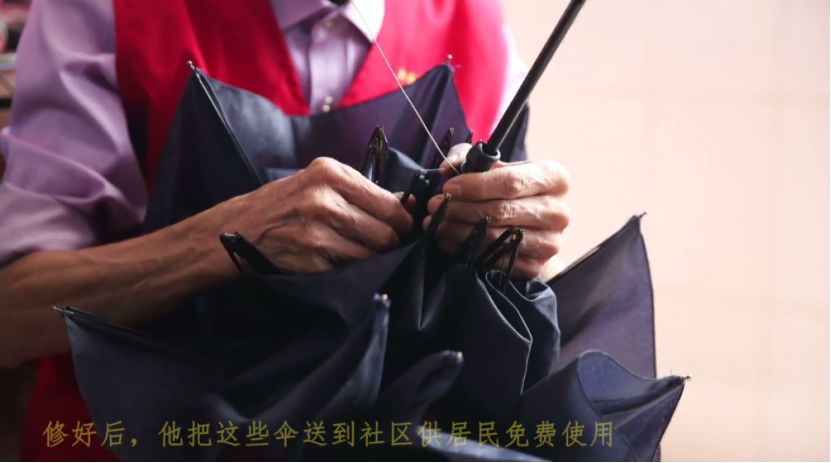 南昌大雨中撑起的伞，总有一把跟这位老人有关