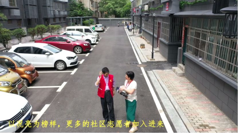 南昌大雨中撑起的伞，总有一把跟这位老人有关