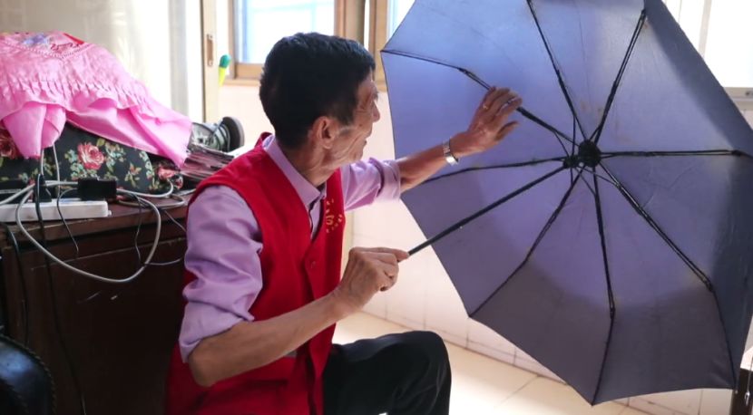 南昌大雨中撑起的伞，总有一把跟这位老人有关