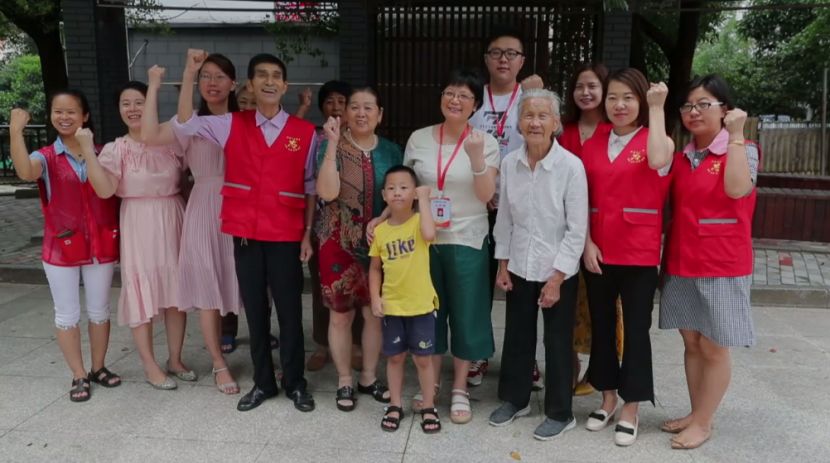 南昌大雨中撑起的伞，总有一把跟这位老人有关