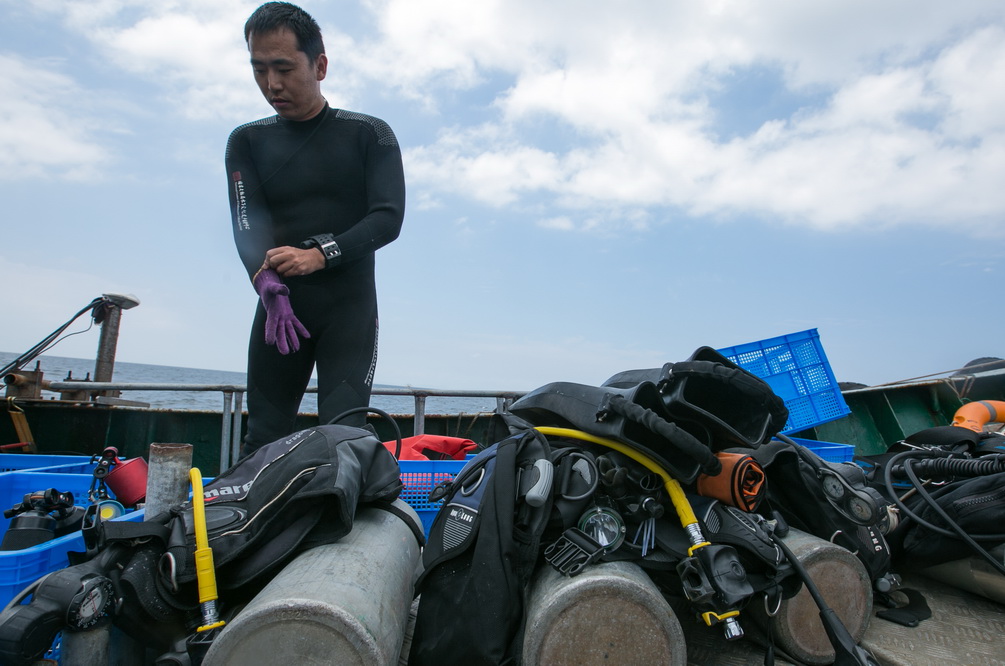 直击水下考古：入水装备近百斤 作业暗藏各种风险