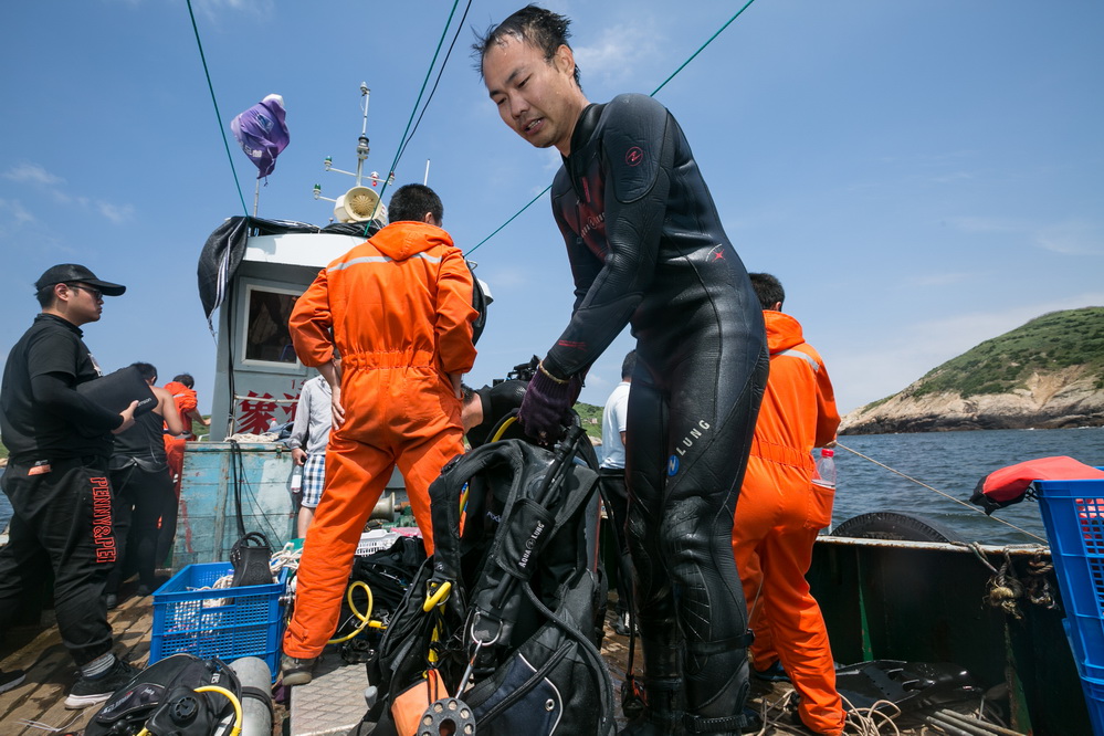 直击水下考古：入水装备近百斤 作业暗藏各种风险