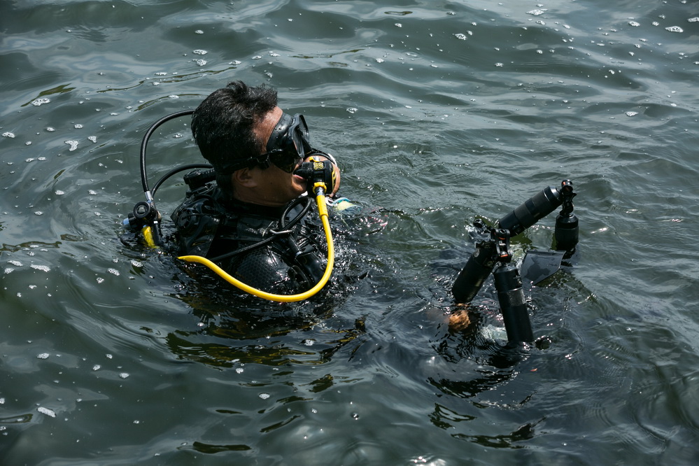 直击水下考古：入水装备近百斤 作业暗藏各种风险