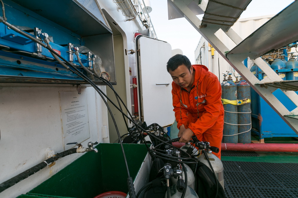 直击水下考古：入水装备近百斤 作业暗藏各种风险