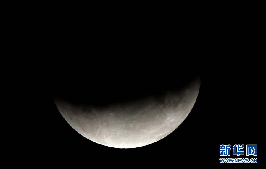 天宇上演月偏食