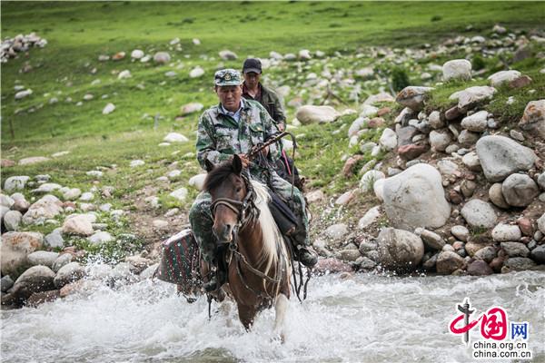 【边疆党旗红】高山牧场上一守就是26年，这位哈萨克族党员究竟为