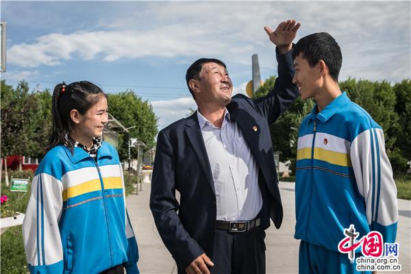 【边疆党旗红】高山牧场上一守就是26年，这位哈萨克族党员究竟为