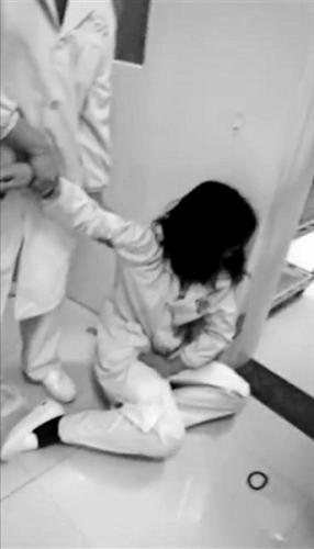 城管局长妻子“脚踹怀孕护士”：局长被免职 其妻被行拘