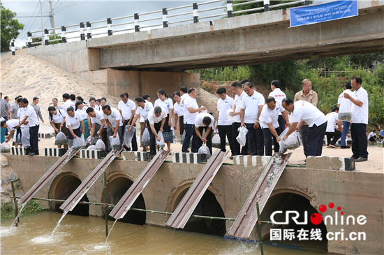 中资企在老挝举办鱼类增殖放流活动
