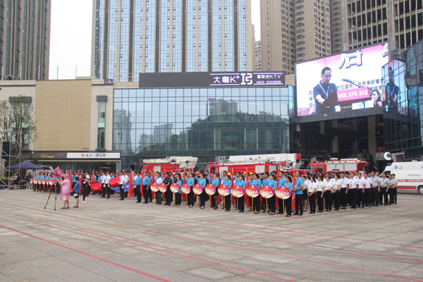 图片默认标题_fororder_参与演练的方阵（摄影-杨梦婧）