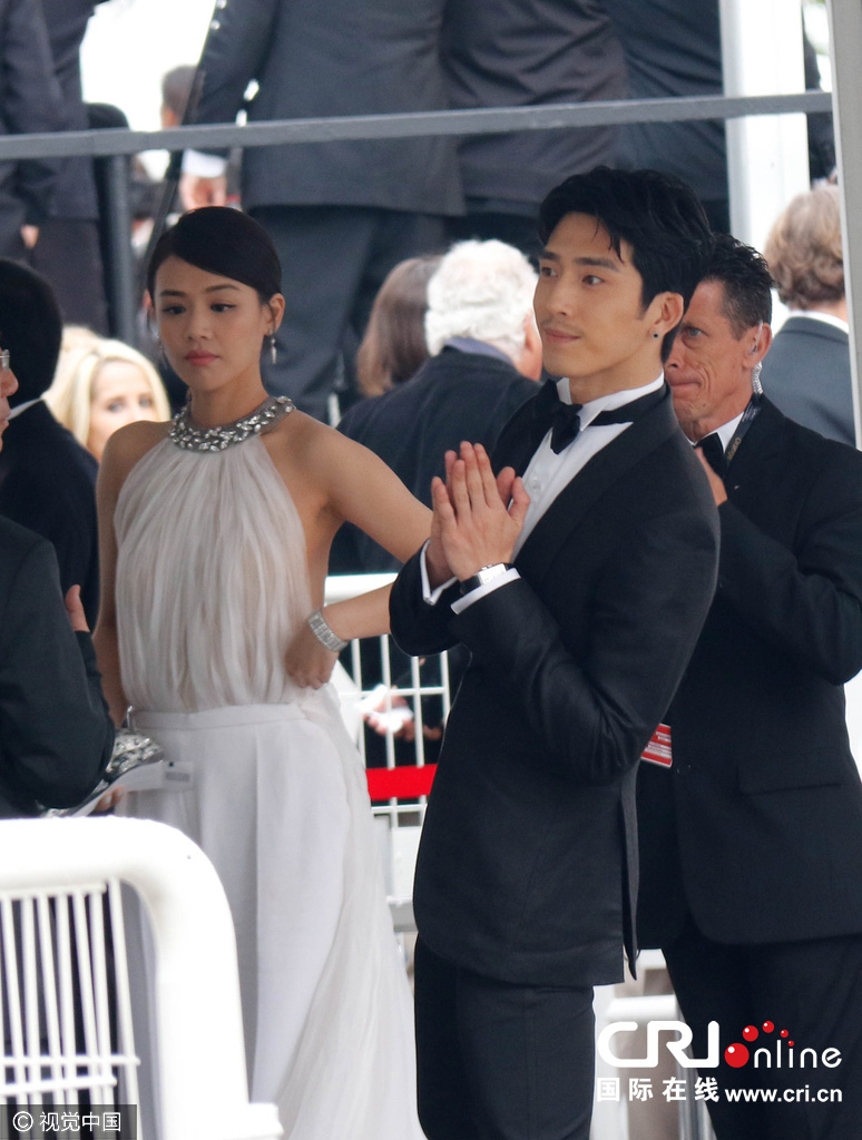 69届戛纳井柏然帅气亮相 马思纯白阔腿裤干练