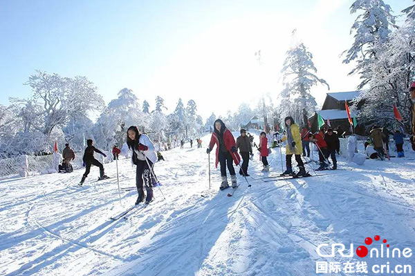 图片默认标题_fororder_热闹非凡的雷洞坪滑雪场（峨眉山旅游公司-供图）-(2)