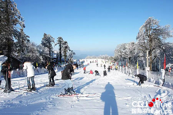 国际在线:峨眉山雷洞坪滑雪场"沸腾如火"
