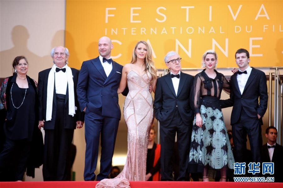开幕影片《社团咖啡馆》的导演伍迪·艾伦（右三）、演员（右至左）杰西·艾森伯格、克里斯汀·斯图尔特、布莱克·莱弗利、寇瑞·斯托尔、摄影师维托里奥·斯托拉罗及其妻子亮相第69届戛纳电影节开幕式红毯。新华社记者金宇摄