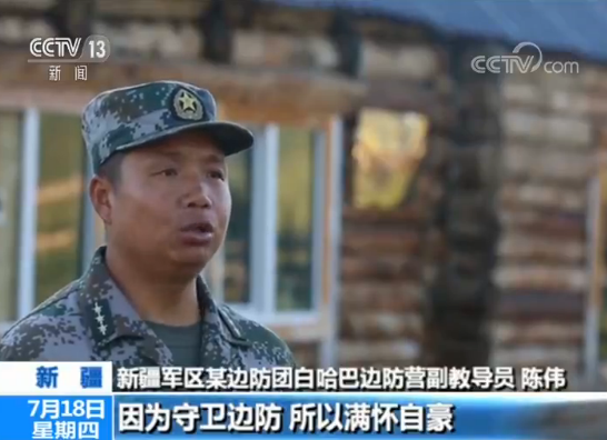 他们认真擦界碑的样子，真帅！