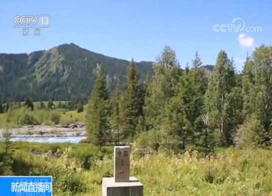 他们认真擦界碑的样子，真帅！